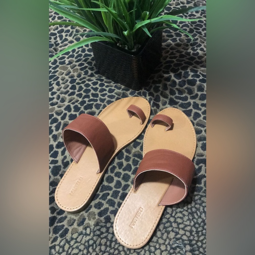 FOREVER 21 Size 7.5 Brown Toe Loop Sandals NWT